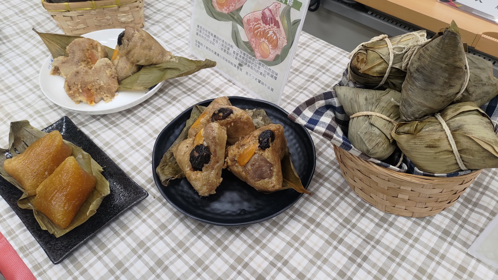 ▲崇義市場「滿月油飯」推出經典的香菇肉粽並研發健康取向的五穀粽,可以滿足不同的老饕口味需求。(圖/台南市經發局提供)