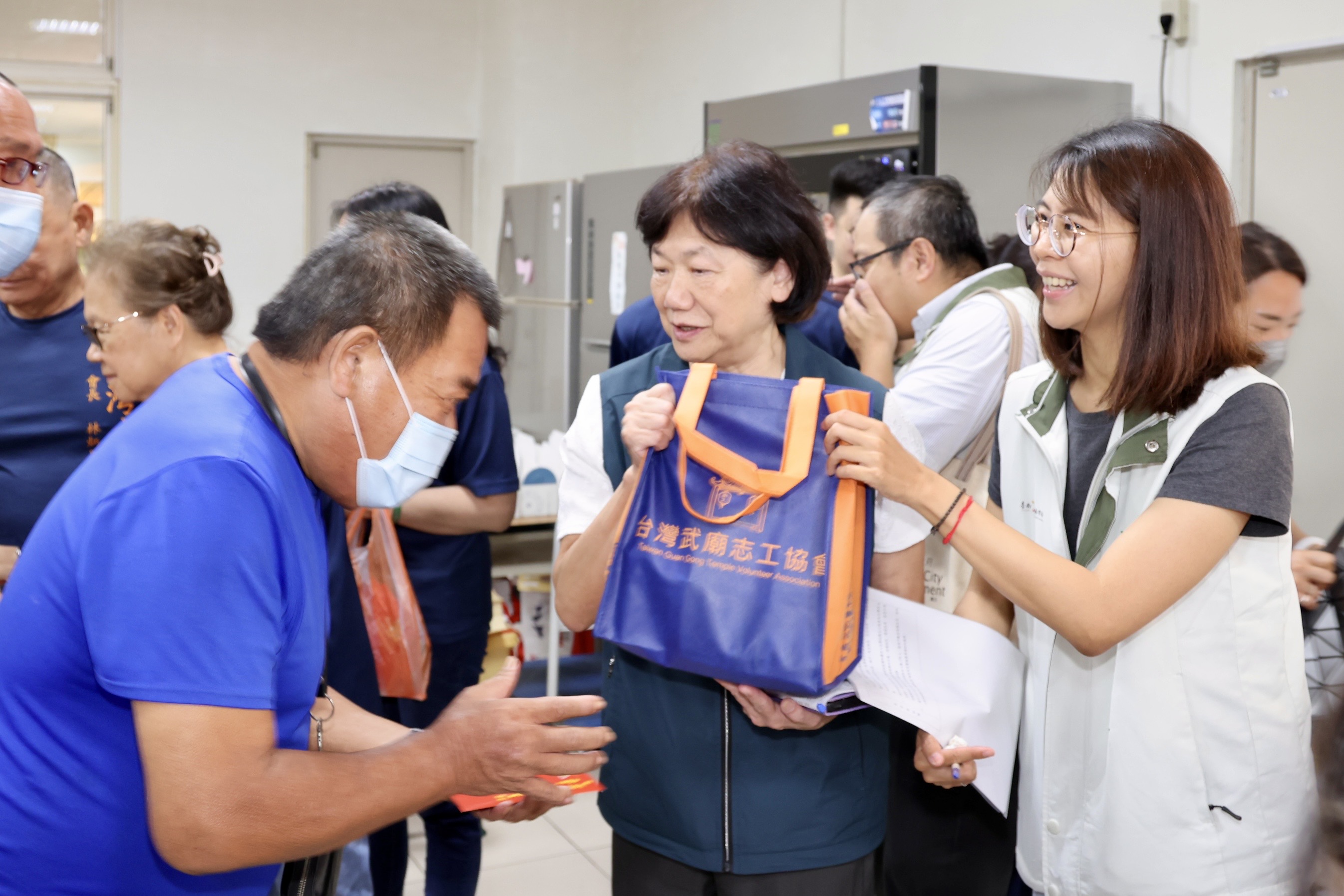 ▲黃偉哲關懷街友過端午，公私協力打造溫暖安全網。（圖／台南市政府提供）