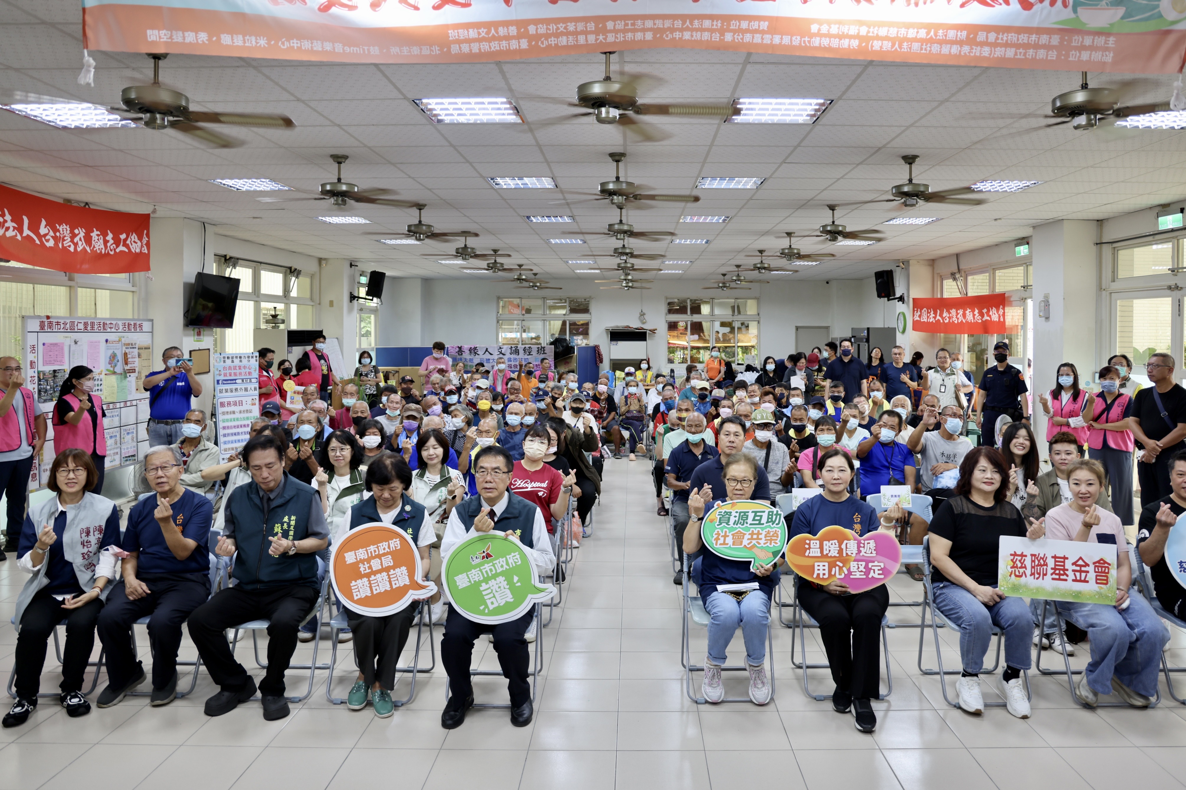 ▲黃偉哲關懷街友過端午，公私協力打造溫暖安全網。（圖／台南市政府提供）
