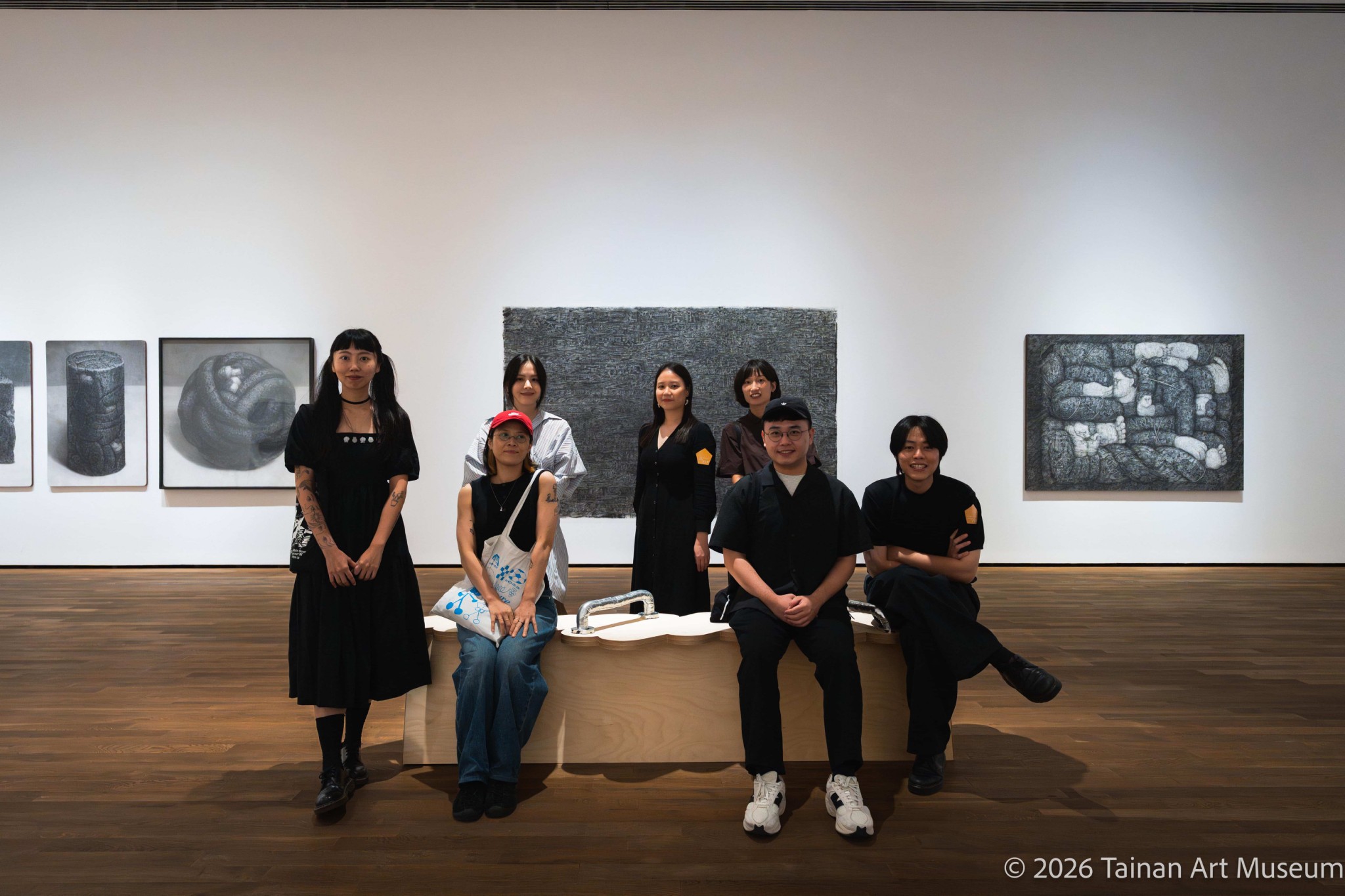 ▲展覽匯聚王冠蓁（左一）、張競芝（中後）、童品元（右前）、黃韶瑩（左前）、黃曉茹（右後）、詹詠幀（左後）、蔡定邦（右一）及今因要事無法出席的顏妤庭等八位新生代創作者進行展出。（南美館提供）
