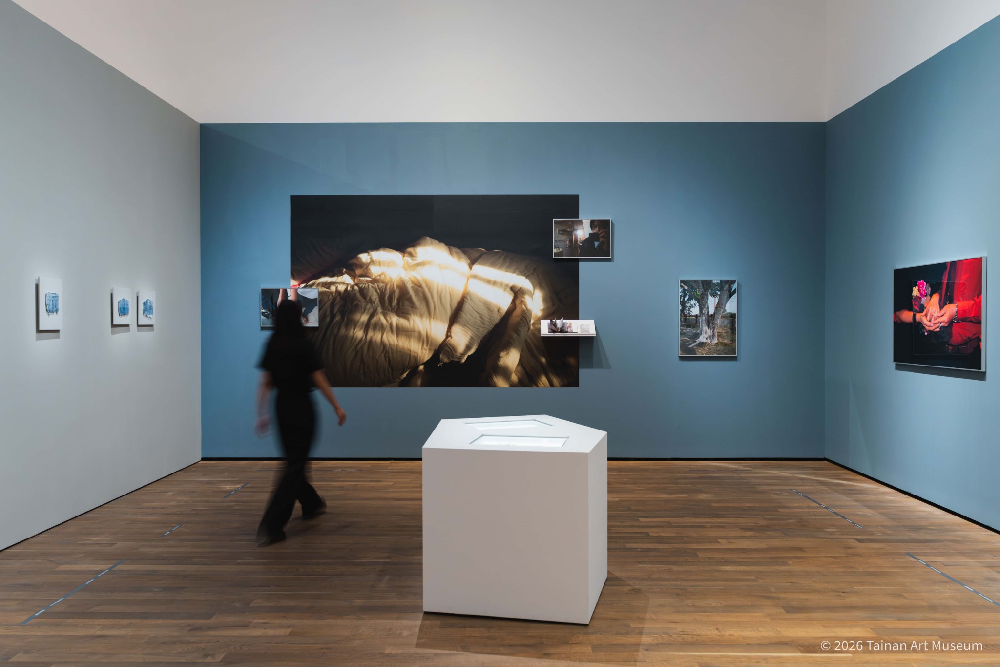 ▲展覽以「縫隙中的個體」與「內餡的獨白」兩個子題展開。前者聚焦於密集社會節奏中的停滯與喘息，後者則透過藝術創作傳遞人們難以言說的感受。（南美館提供）