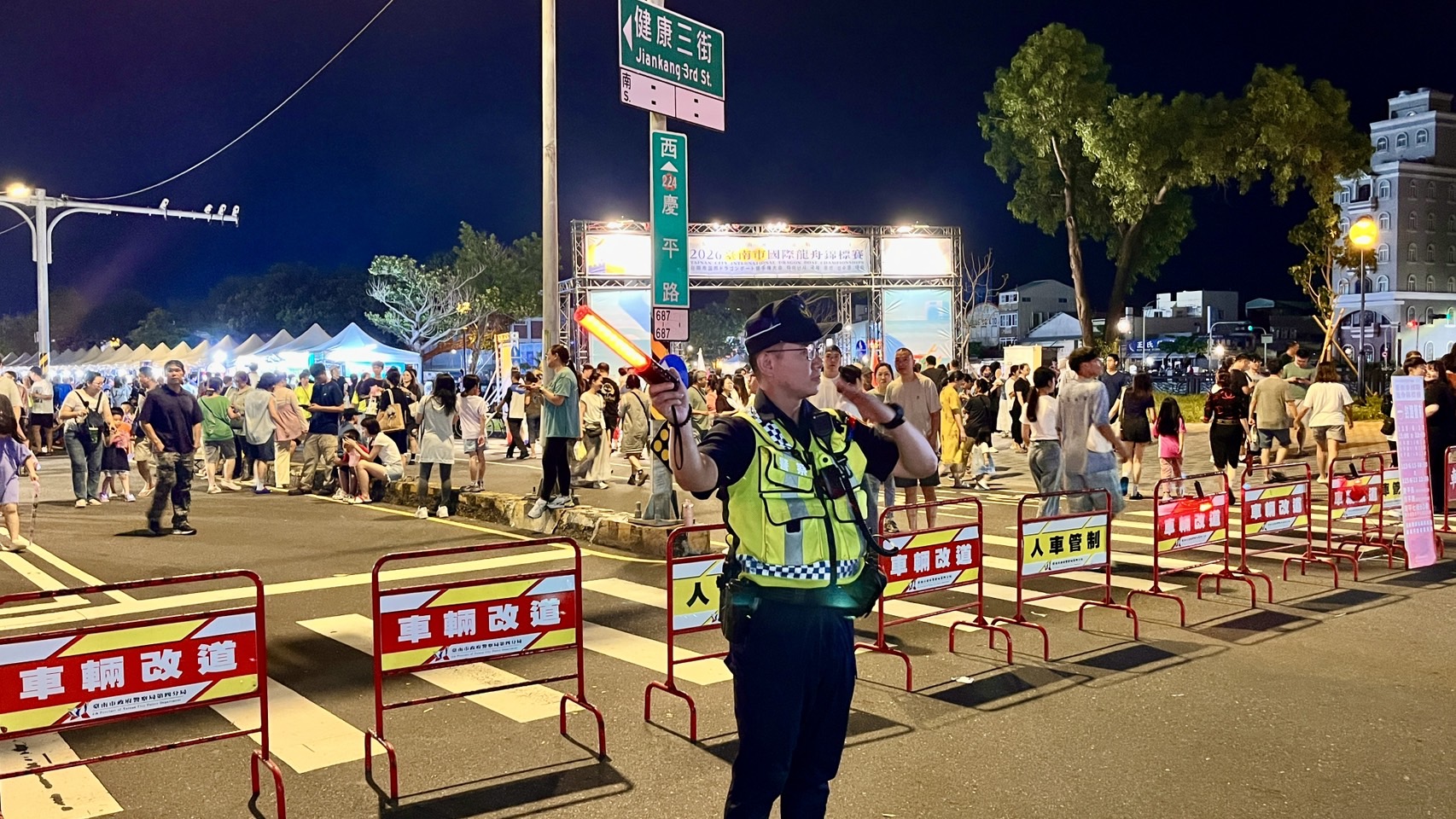 ▲龍舟競賽加碼藝文秀,南警強化疏導迎接端午觀賽人潮。