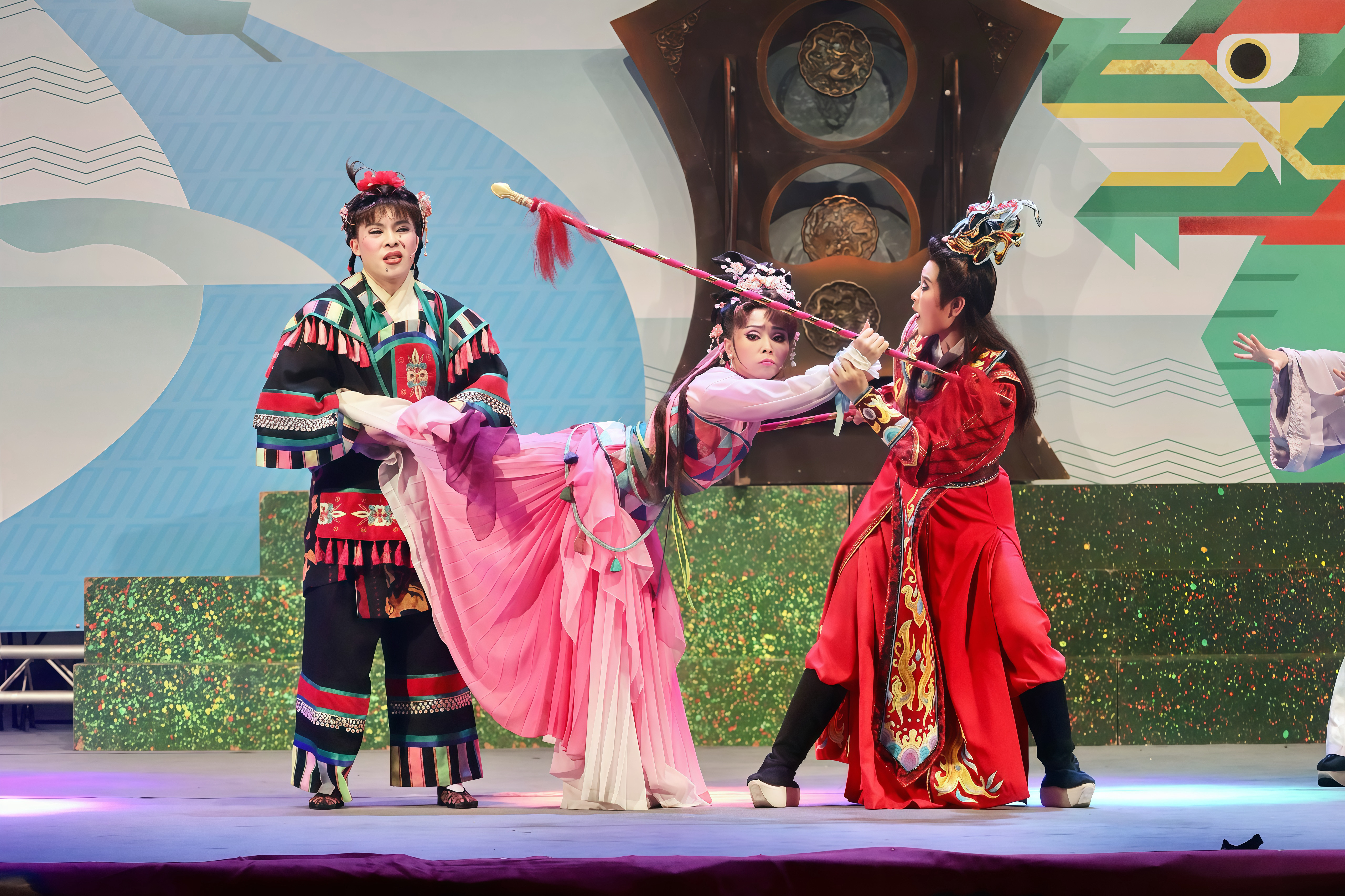 ▲明華園總團國際巡演代表作《英雄佳人》，由新生代演員李郁真、晨翎、陳彥名等人領銜演出。