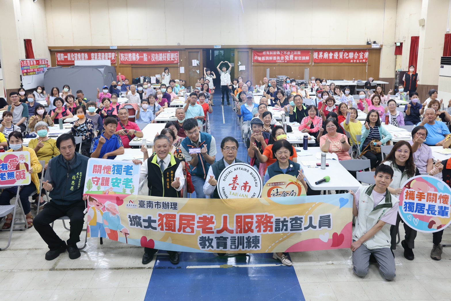 ▲台南市長黃偉哲今（27）日出席「115年度獨居老人訪查人員訓練」，並宣布今年重陽敬老金為1,500元。（圖／台南市政府提供）