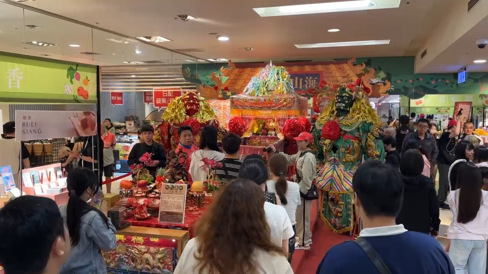 ▲媽祖直接逛百貨!台南新光三越驚見「遶境進專櫃」畫面太震撼。（圖／記者 楊子安 翻攝）