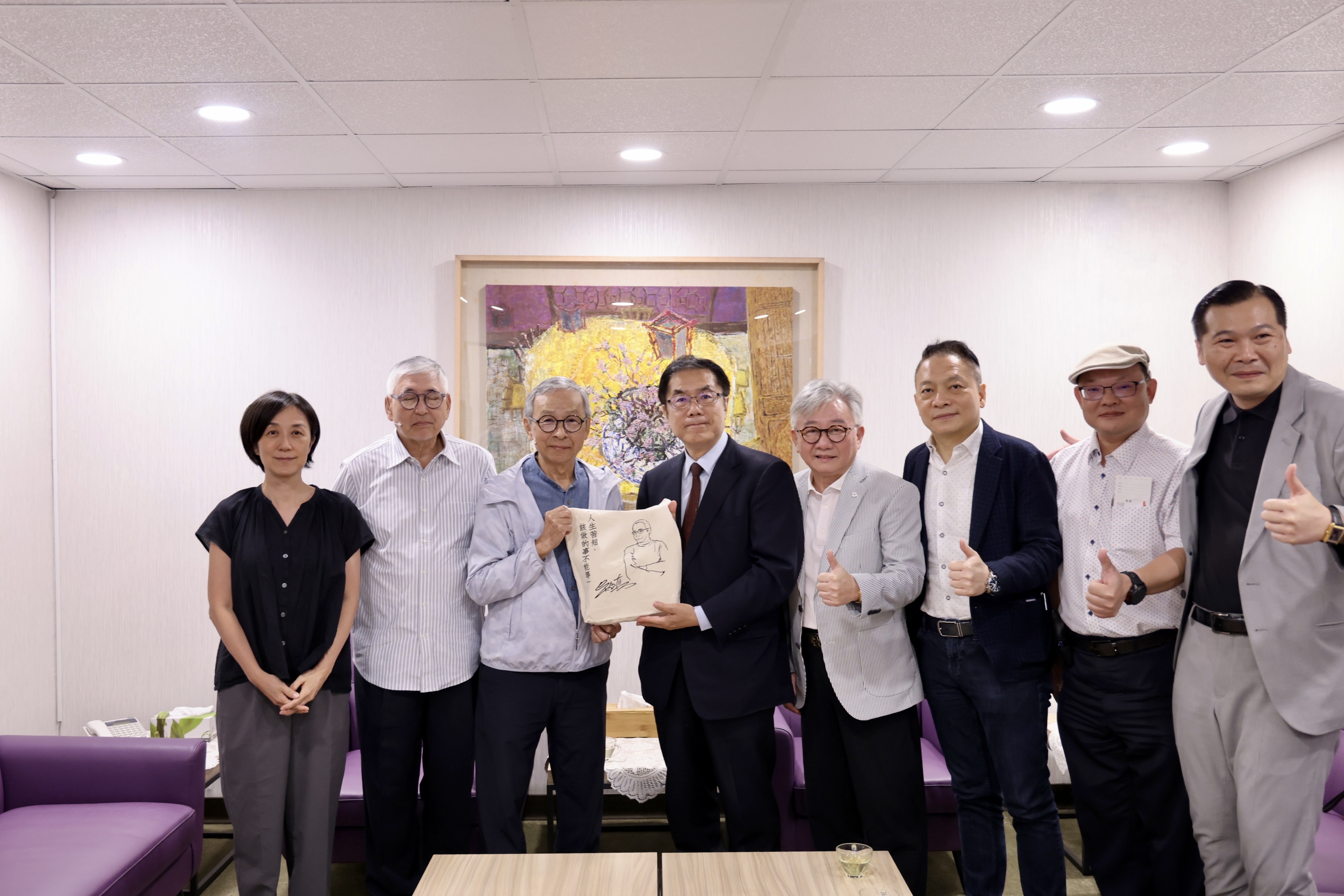 ▲市長黃偉哲與吳念真導演及綠光劇團團隊合影留念，歡迎《人間條件八－凡人歌》再次來到臺南演出，共同推廣藝文發展，深化城市文化底蘊。（圖／台南市政府提供）