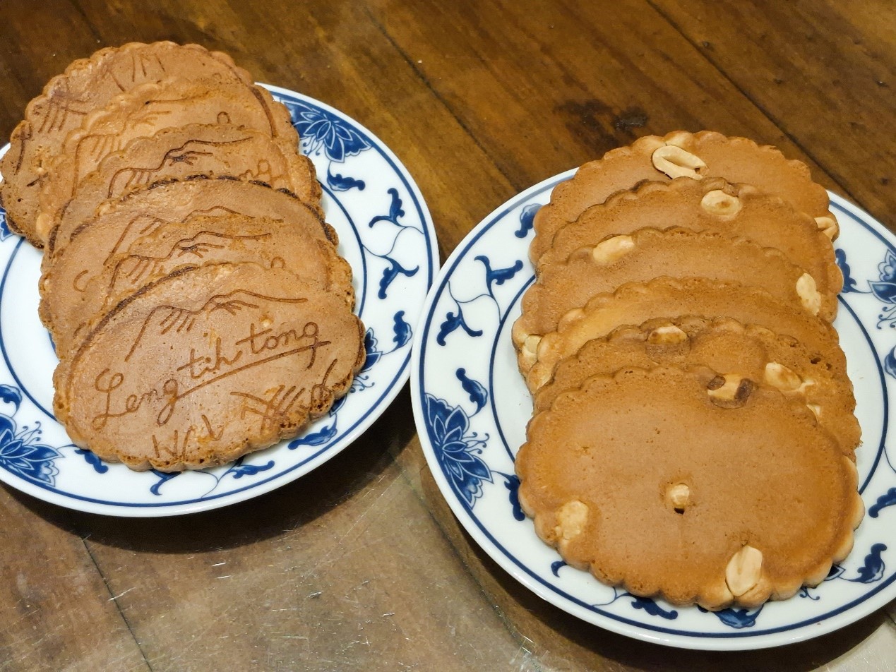 ▲以麵粉、雞蛋、牛奶、奶油、糖製成，不加任何一滴水，連得堂的煎餅香濃醇厚，口感紮實。（張耘書拍攝）