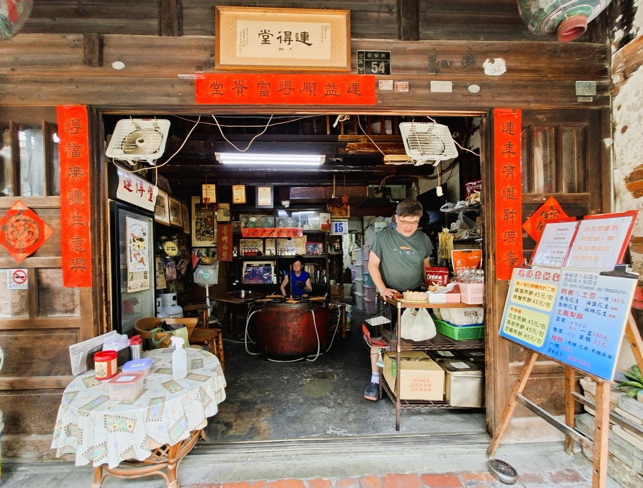 ▲連得堂是崇安街上最顯著的地標，老店流露出沉靜古雅的風情。（張耘書拍攝）