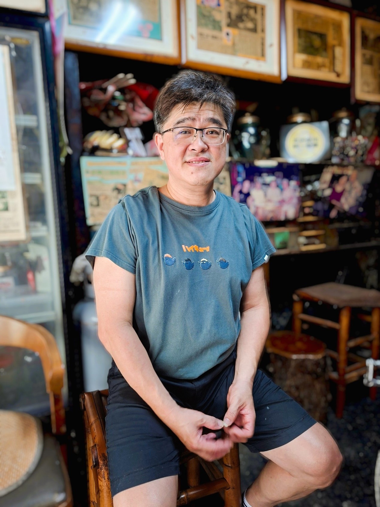 ▲連得堂第四代蔡偉忠為照顧父親，辭去證劵公司主管職，返鄉接手餅店，穩穩守住祖業。（張耘書拍攝）