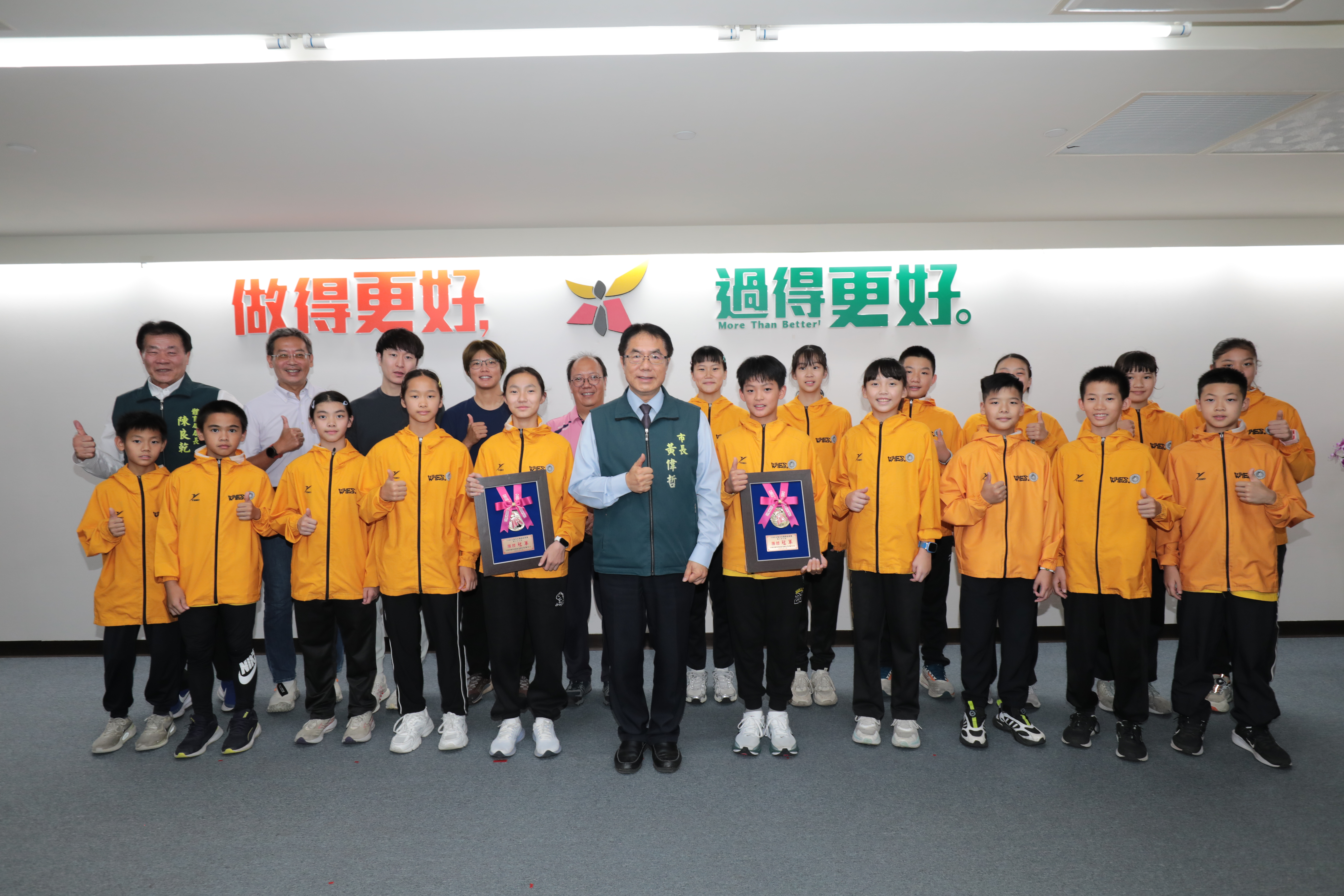 ▲台南市近期在基層體育接連傳出捷報，市長黃偉哲今(30)日於市政會議表揚文化國小羽球隊。（圖／台南市政府提供）