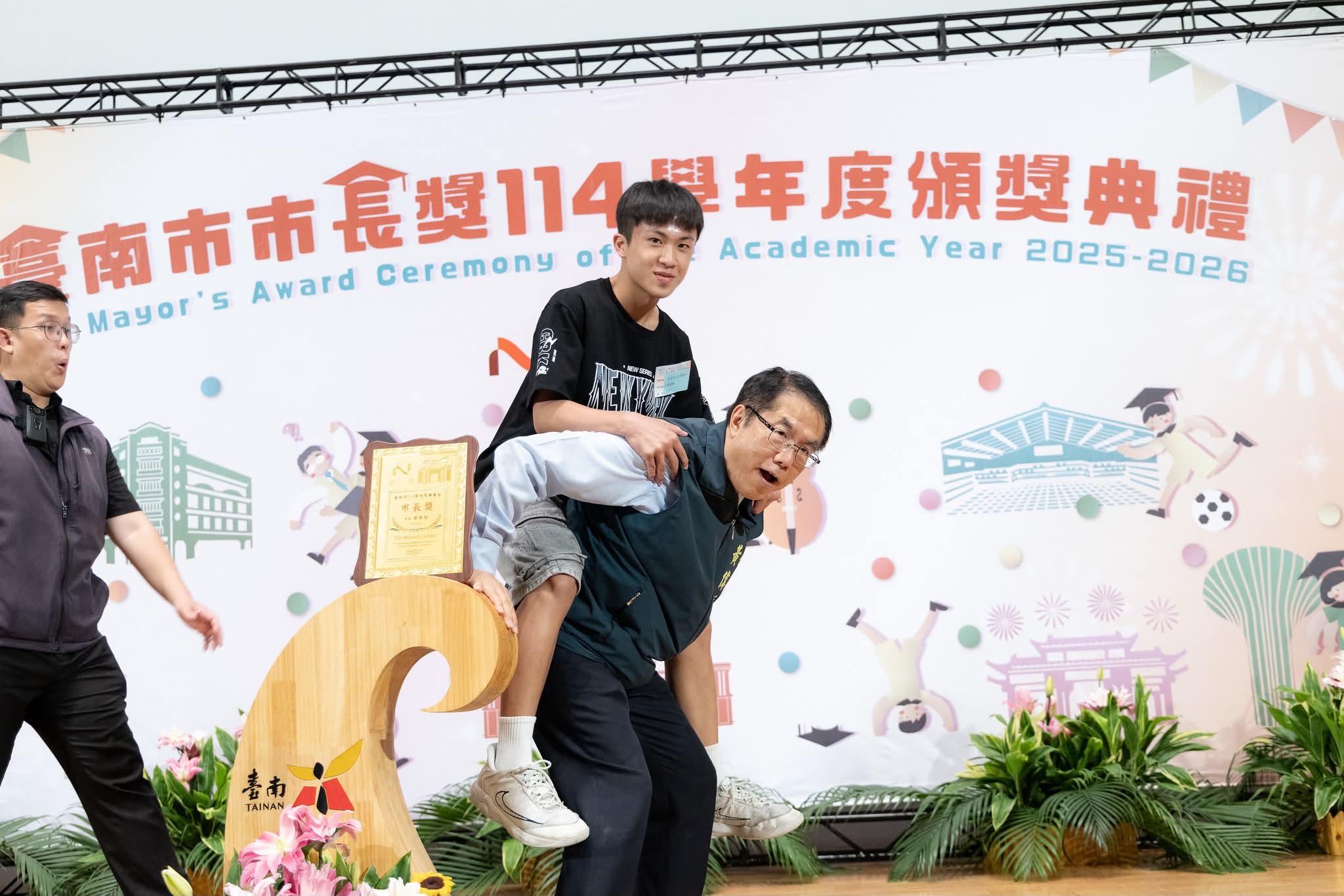 ▲網友校最緊張的其實不是市長,而是隨扈(左)。(圖/ 翻攝潘俊霖臉書)