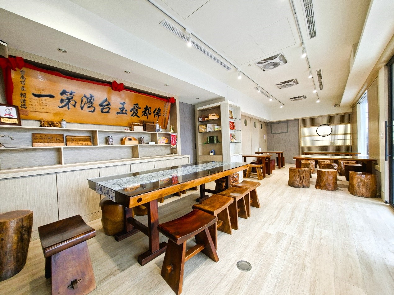 ▲佛都愛玉佳里旗艦店風格簡約優雅，曾獲選「臺南百家好店」、「臺南金讚好店」。（張耘書拍攝）