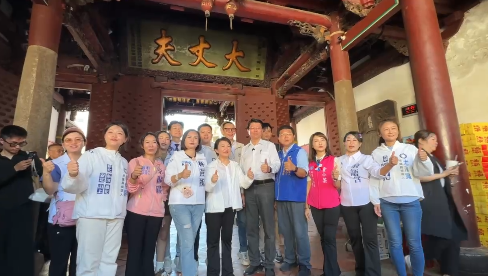 ▲文化牌對決執政牌!盧秀燕率隊走讀台南替謝龍介拉票。（圖／翻攝畫面）