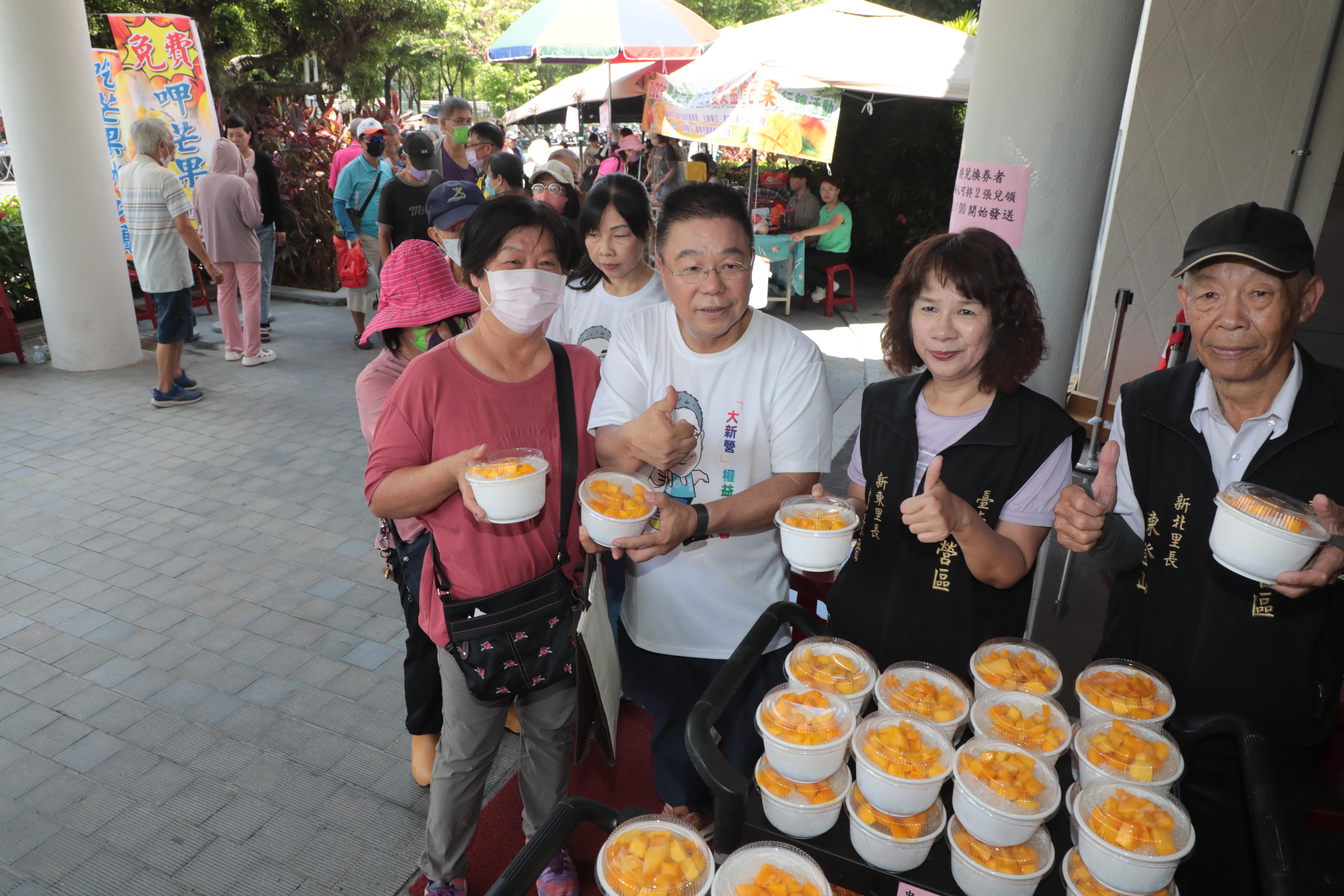 ▲台南新營推5000碗芒果冰品免費品嘗,吸引民眾大排長龍。(圖/台南市政府提供)