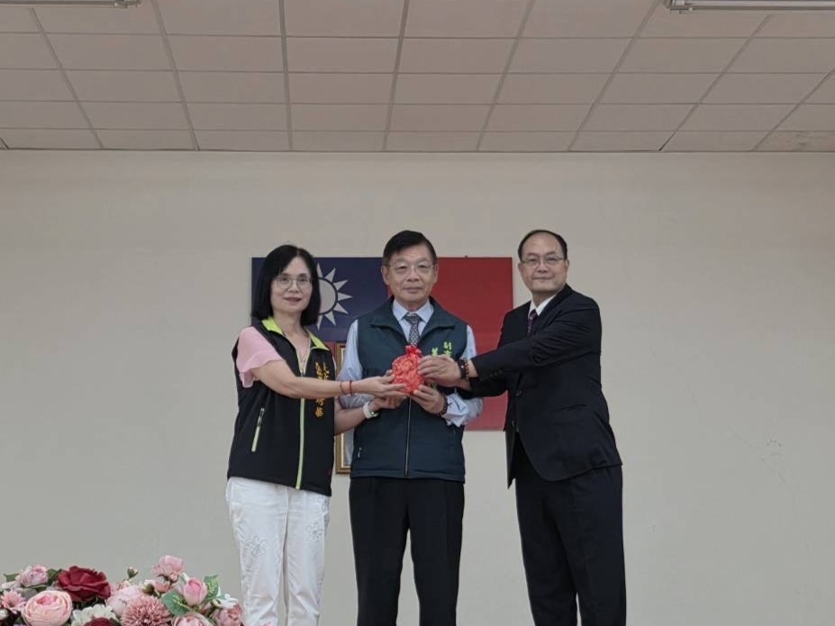 ▲台南市3區區長完成交接,黃偉哲期勉傾聽民意、提升服務。(圖/台南市民政局提供)