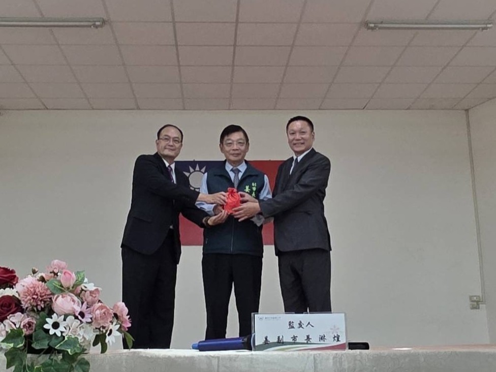▲台南市3區區長完成交接,黃偉哲期勉傾聽民意、提升服務。(圖/台南市民政局提供)