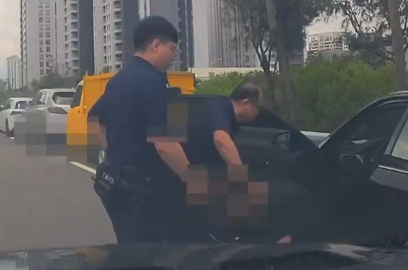 ▲闖紅燈擦撞電桿露餡,19歲男毒駕遭逮,車內搜出愷他命、K盤送辦。(圖/記者 楊子安 翻攝)