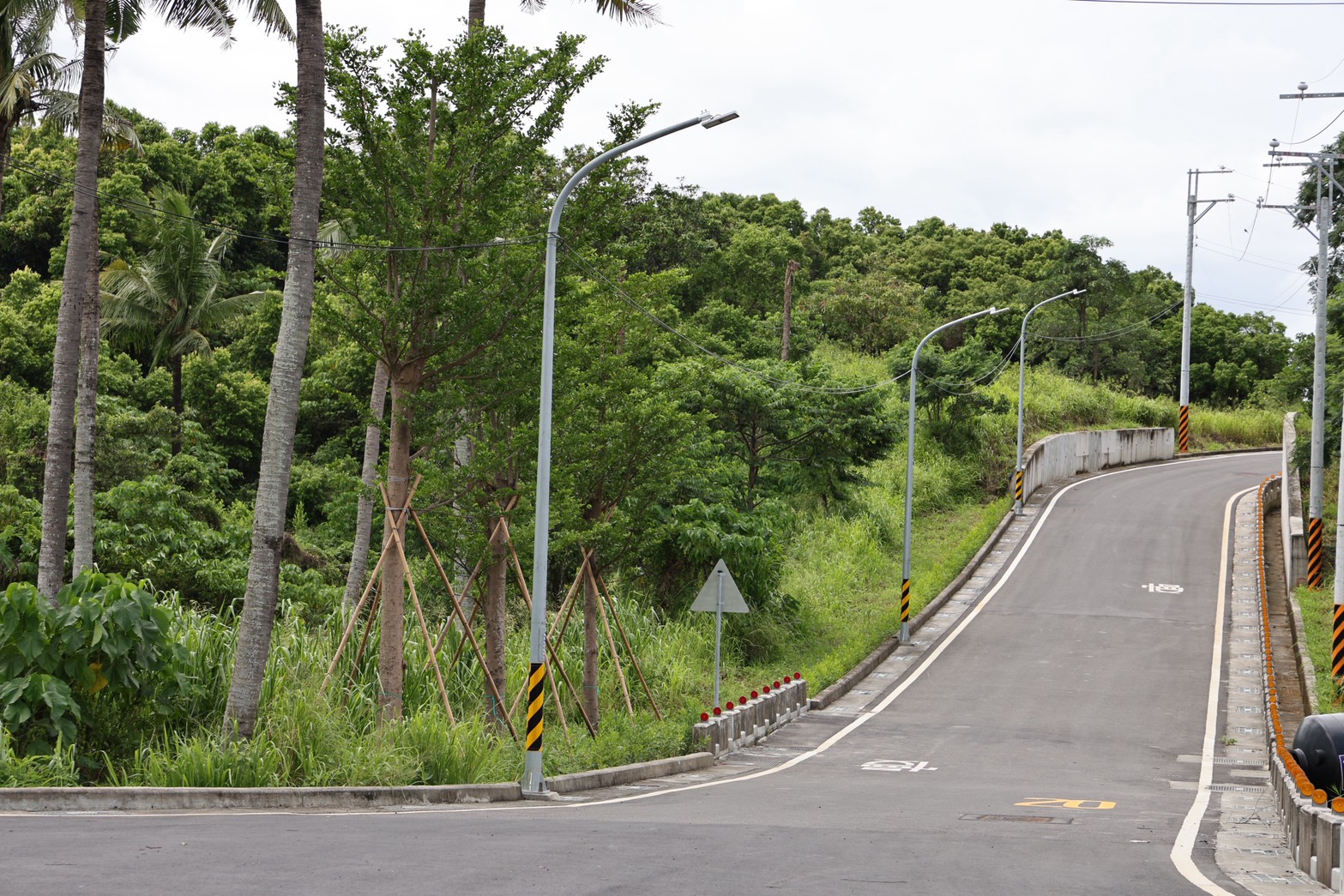 ▲「關廟湯山營區第三條聯外道路及場區連絡道A段擴、整建工程」完工通車,串聯營區與台19甲線,提升部隊運輸及地方交通便利性。(圖/台南市政府提供)