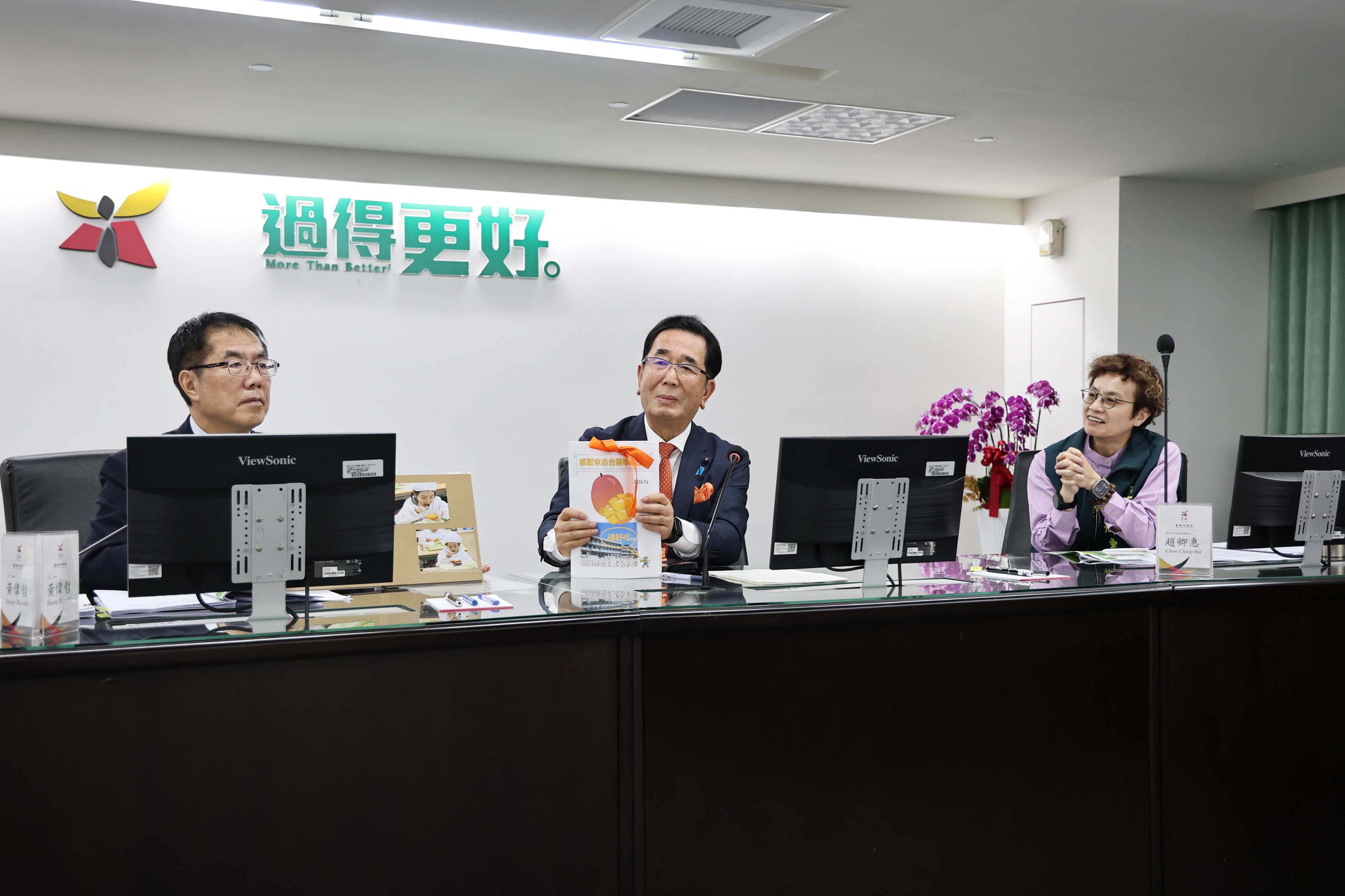▲島田教明議員分享山口縣防府市學童的午餐活動照片，提到上個月品嚐黃偉哲市長準備的台南愛文芒果後，學童們親手繪製感謝卡。（圖／台南市政府提供）