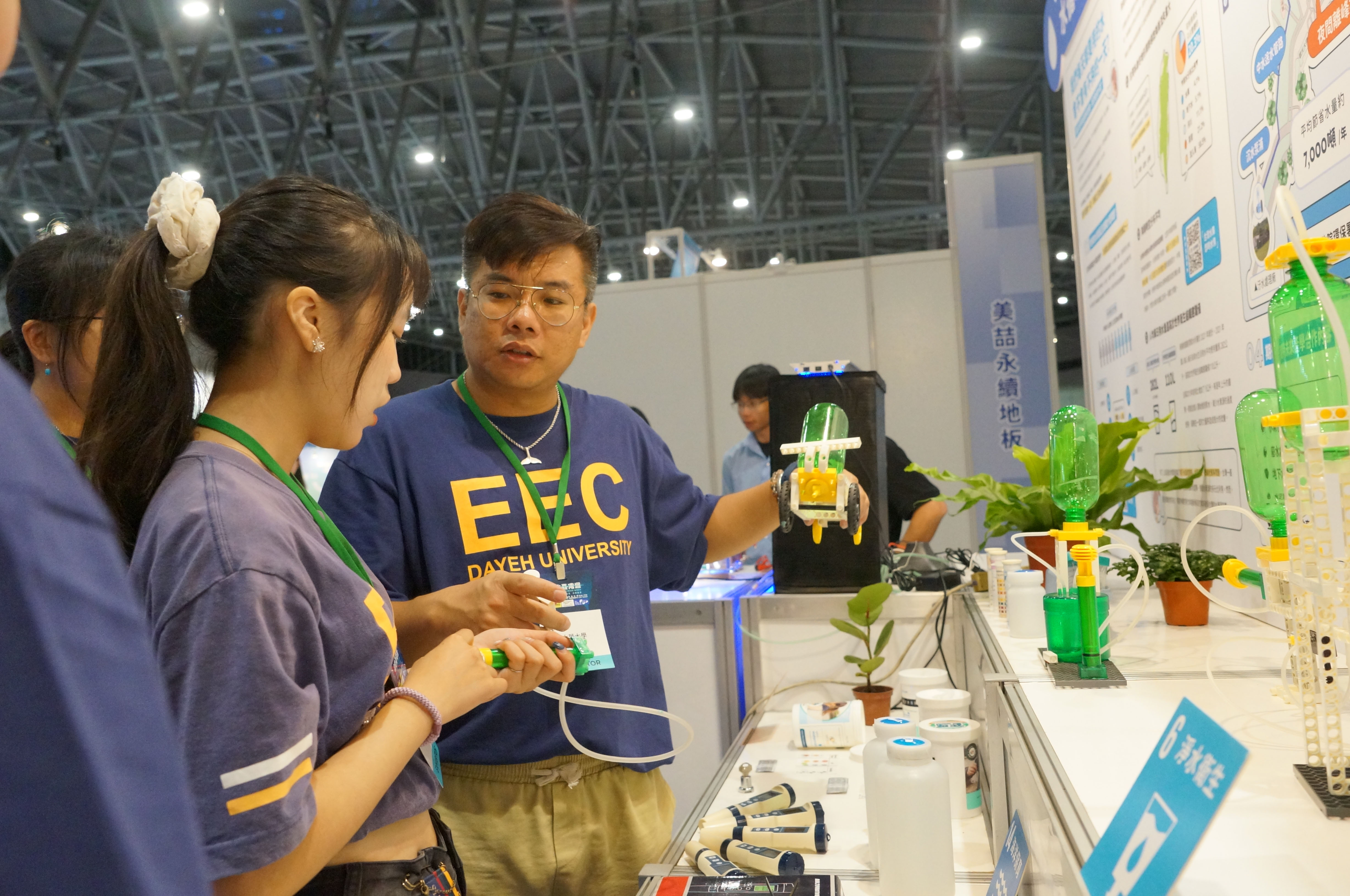 ▲大葉大學前進均衡臺灣週,展出微藻發電、水循環科技推廣永續科普。(圖/大葉大學提供)