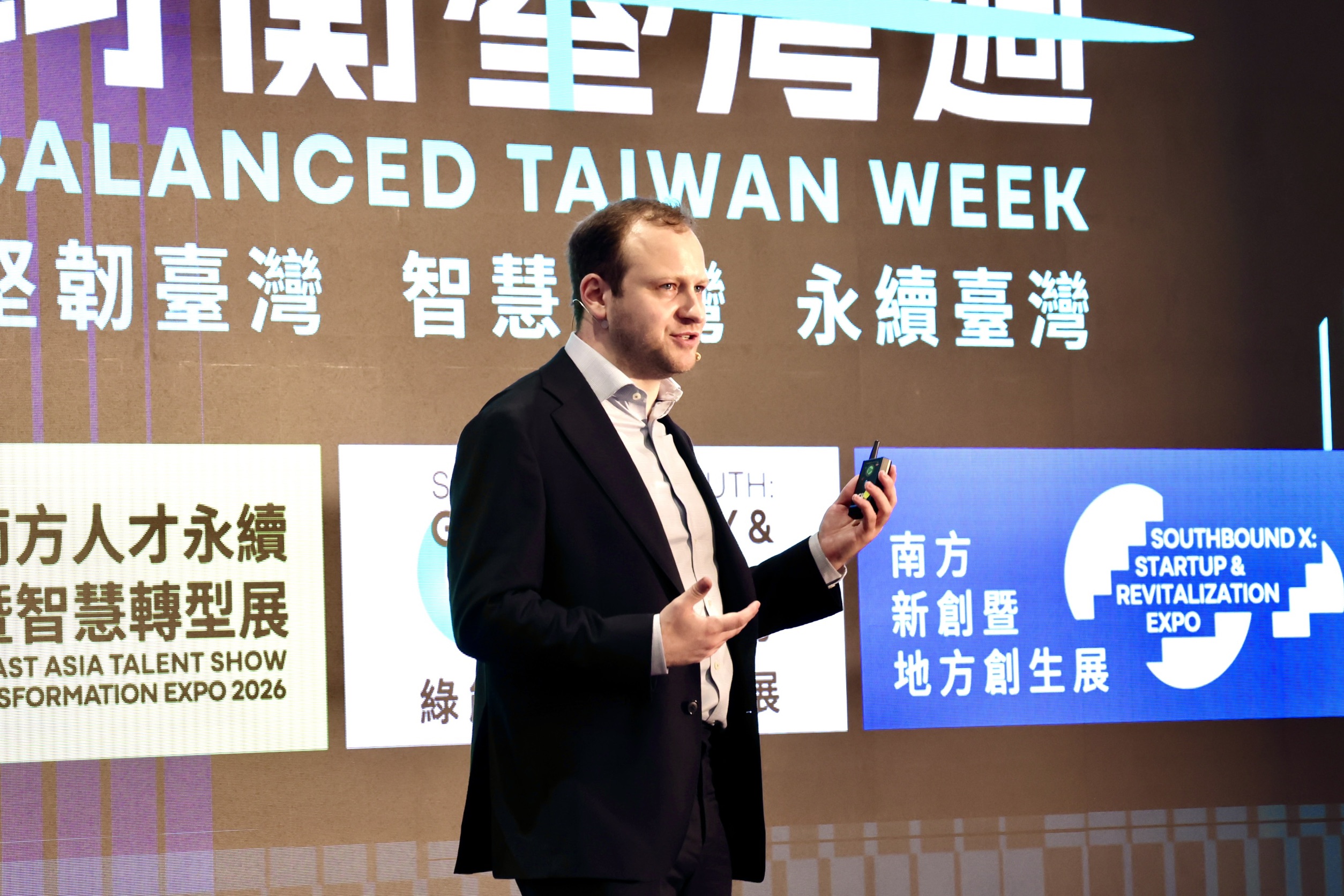 ▲Phil Ryan 以英國推動區域再平衡的經驗,說明如果一個國家的資源長期集中在單一首都或核心城市,會帶來哪些問題。(圖/台南市政府提供)