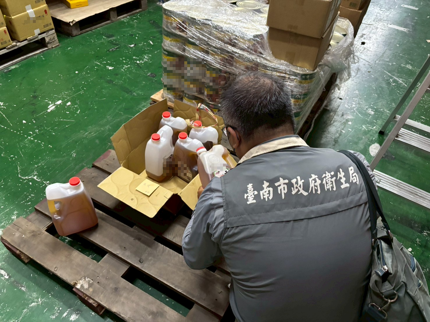 ▲中聯大豆沙拉油爆食安疑慮,台南啟動市售油品抽驗、問題產品立即下架。(圖/台南市衛生局提供)