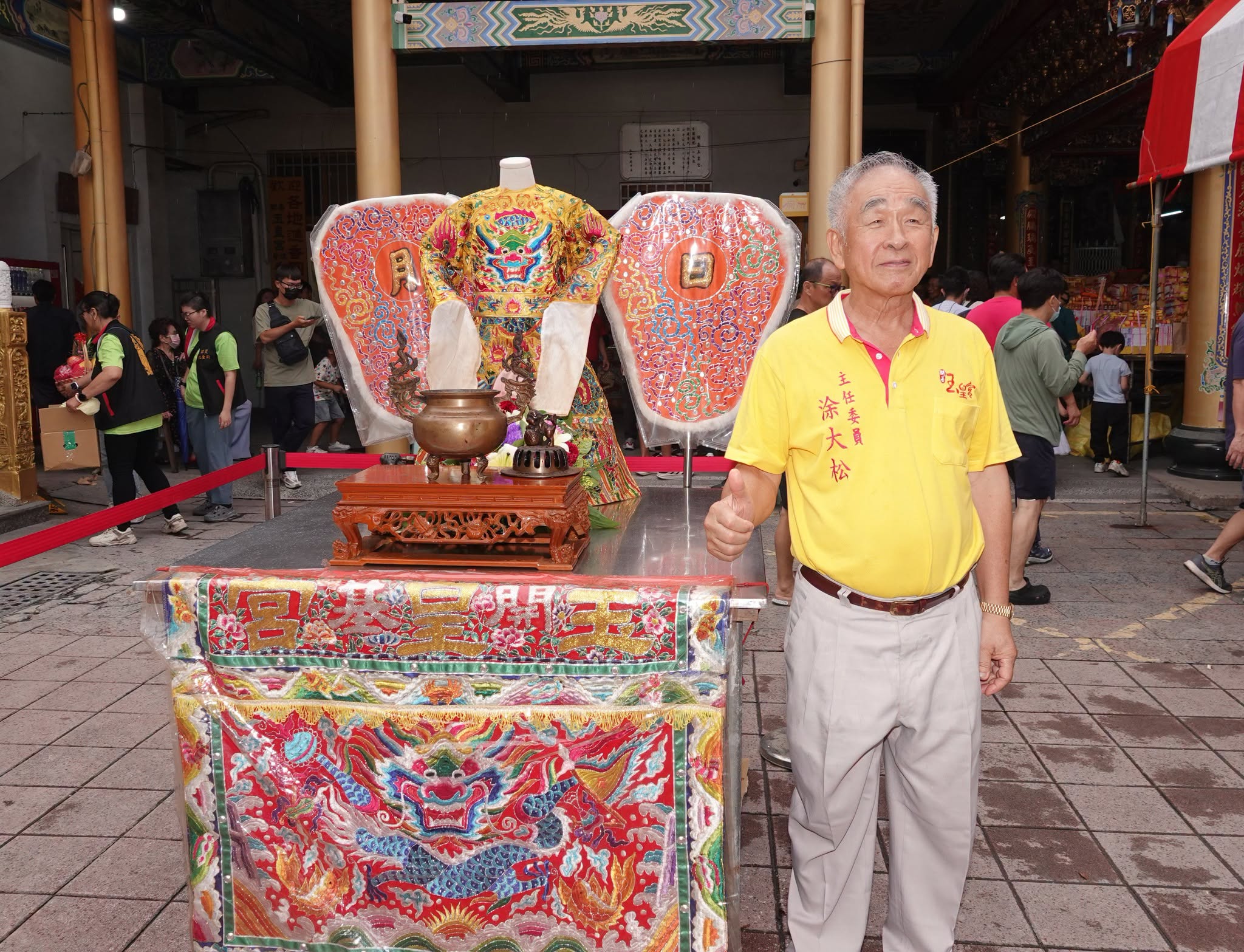 ▲雨中迎福氣,台南開基玉皇宮曬龍袍祈福。(圖/開基玉皇宮提供)