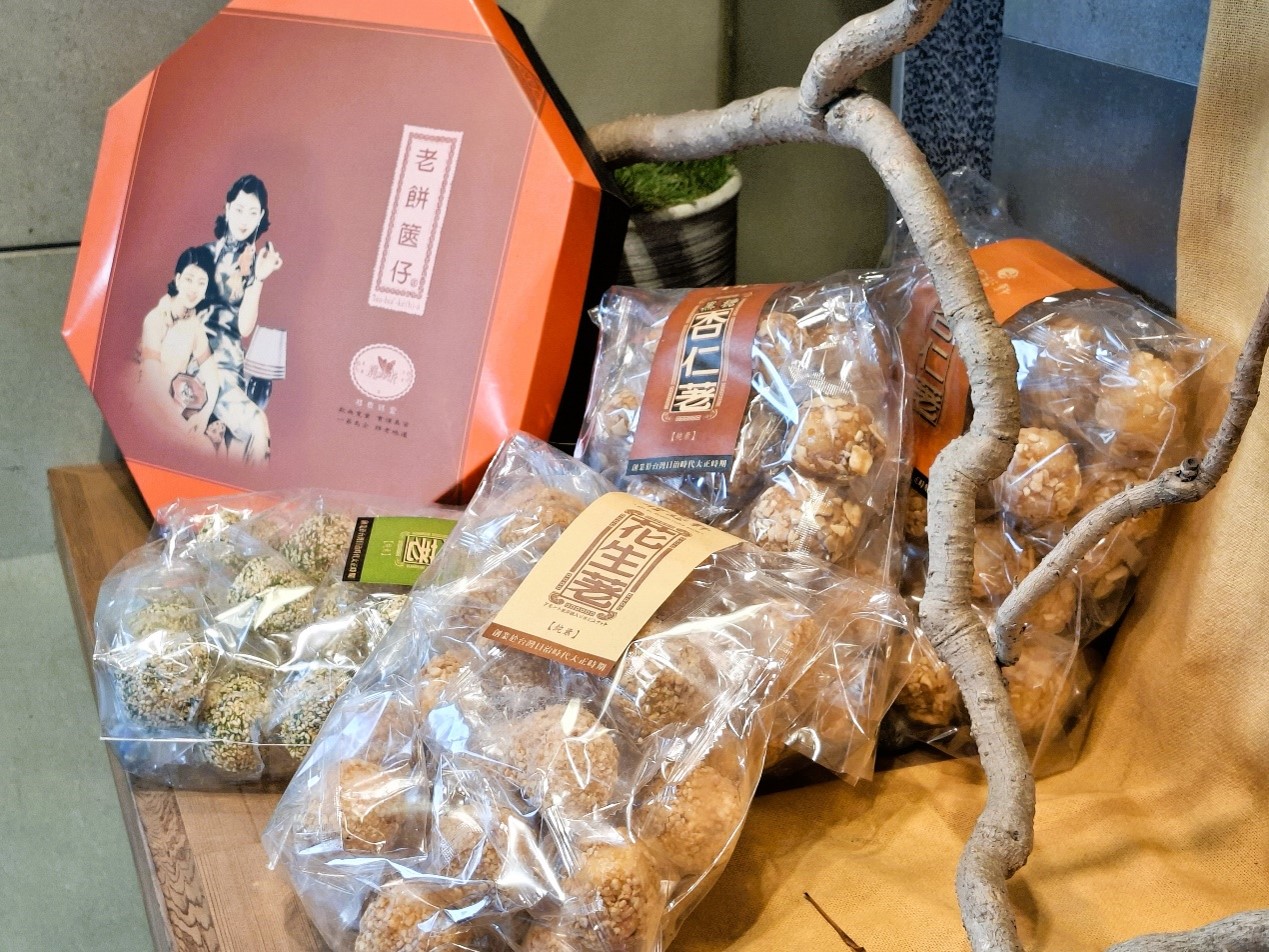 ▲濃厚的懷舊風格,「老餅篋仔」傳遞人與人之間的情誼與美好,同時也喚起許多人的兒時記憶。(張耘書拍攝)