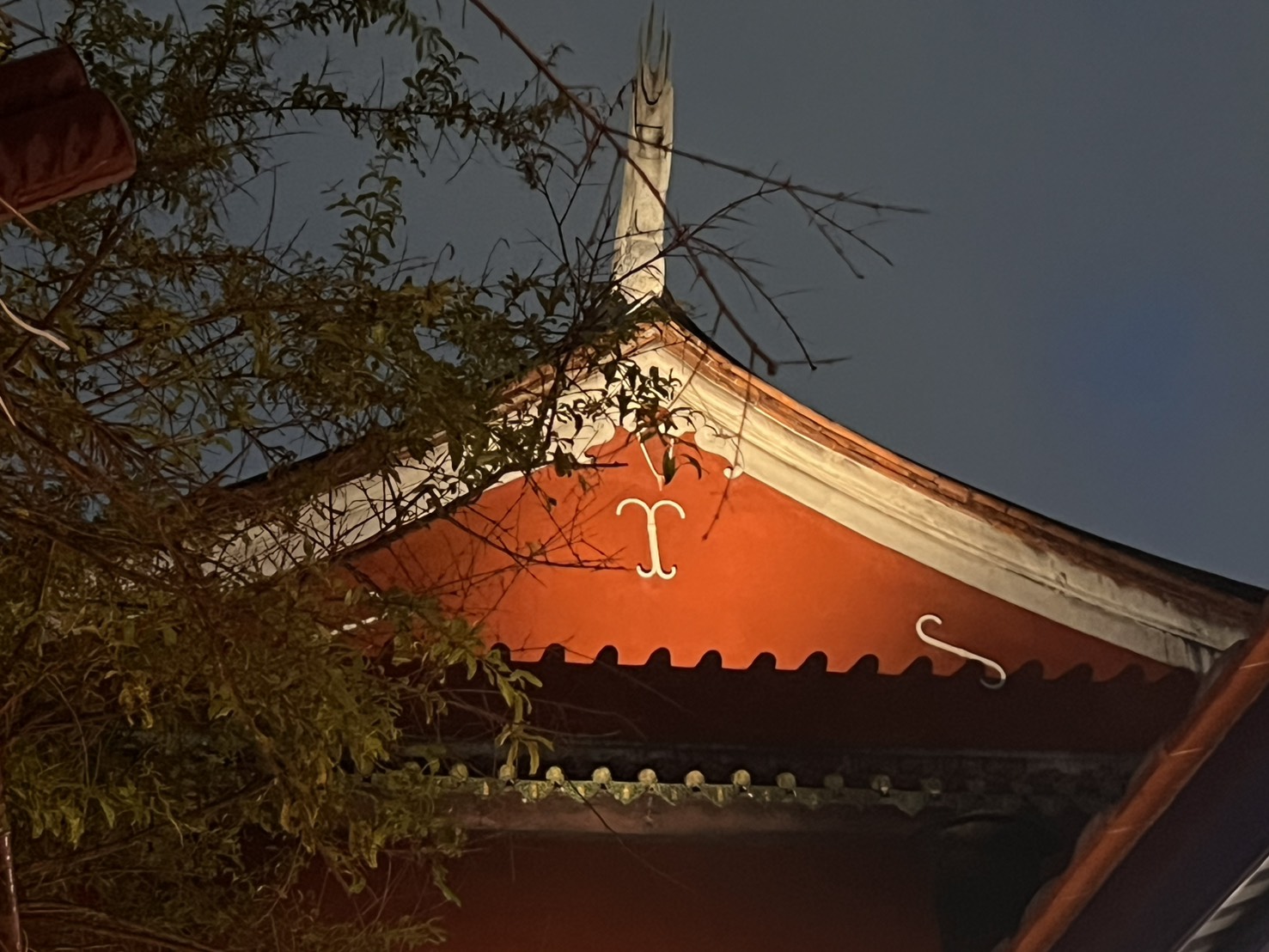 ▲運用高演色性照明,還原府城指標性的紅牆與燕尾色澤。(圖/台南市文化局提供)