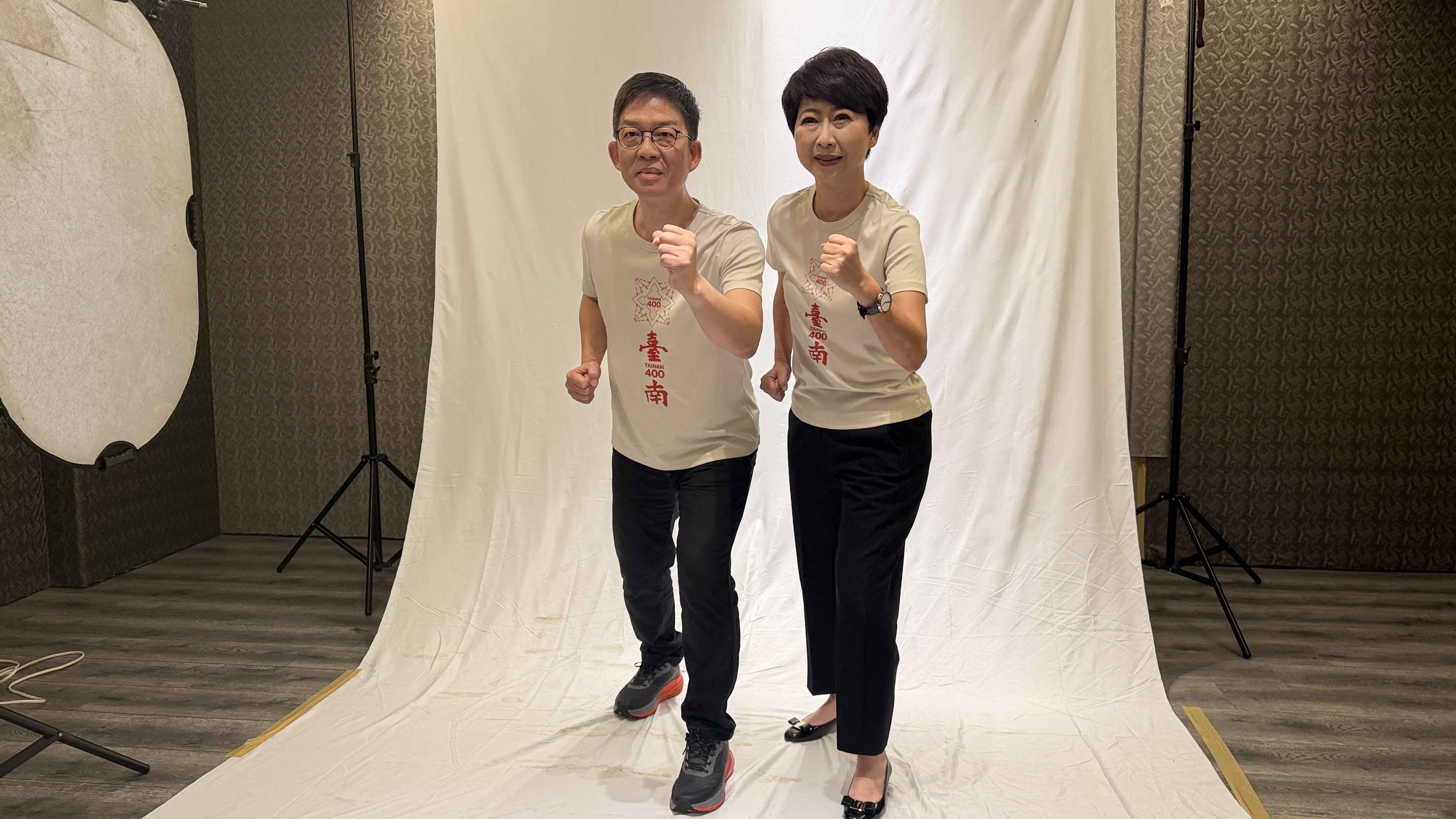 ▲民進黨台南中西區、北區議員參選人林建南與陳亭妃穿上台南400紀念T恤。(圖/記者 楊子安 翻攝)