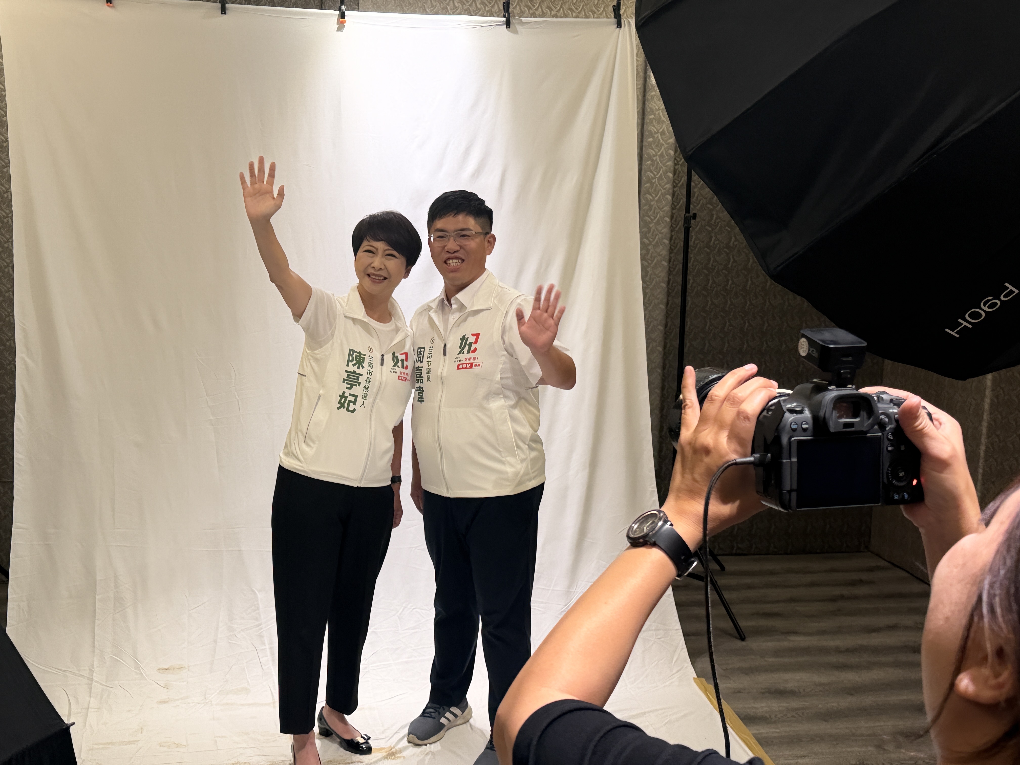 ▲陳亭妃整合挺憲議員,一起穿上新戰袍拍攝宣傳照展團結氣勢。(圖/記者 楊子安 翻攝)