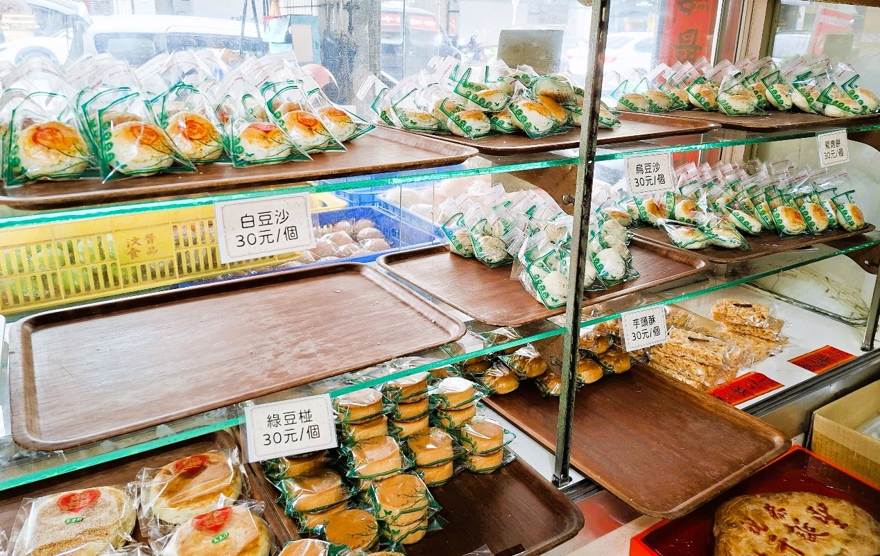 ▲綠豆椪、豆沙餅、鴛鴦餅等古早味漢餅，堅持純手工製作，都是振來發糕餅舖的招牌。（張耘書拍攝）