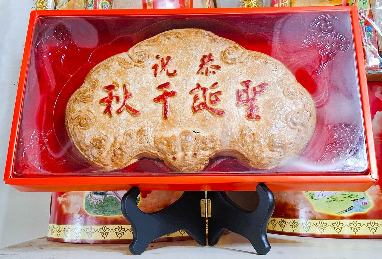 ▲千秋餅上可依主神客製神號與文字，成為祭祀時的最佳獻禮，也是店內最火紅的招牌商品。（張耘書拍攝）