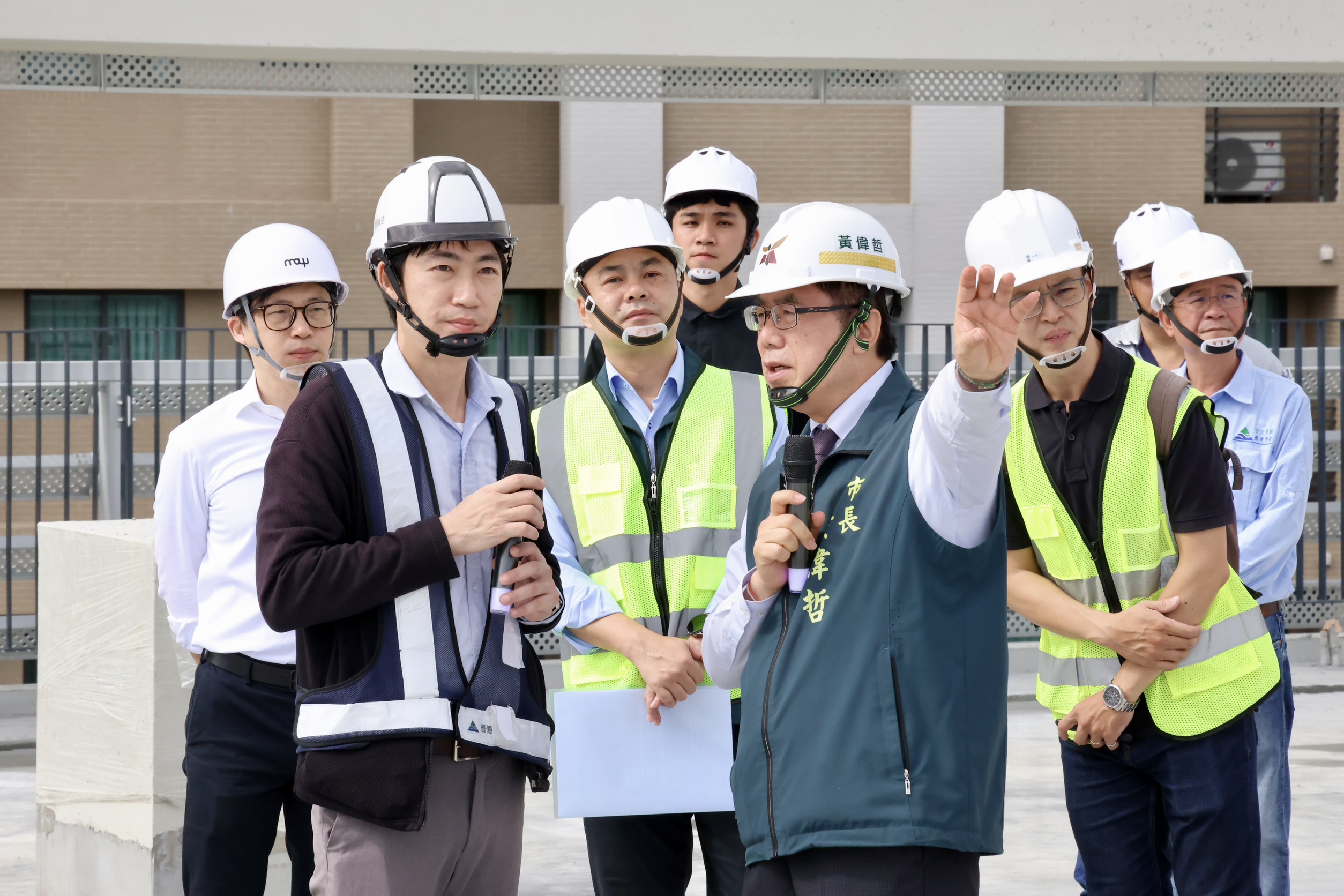 ▲黃偉哲強調，工程目前進度已達99%，完工後一樓更規劃484坪商業與公共服務空間並結合周邊路邊停車整合管理，期許通過驗收後儘速啟用，成為兼具停車、購物與休閒機能的在地新地標。（圖／台南市政府提供）