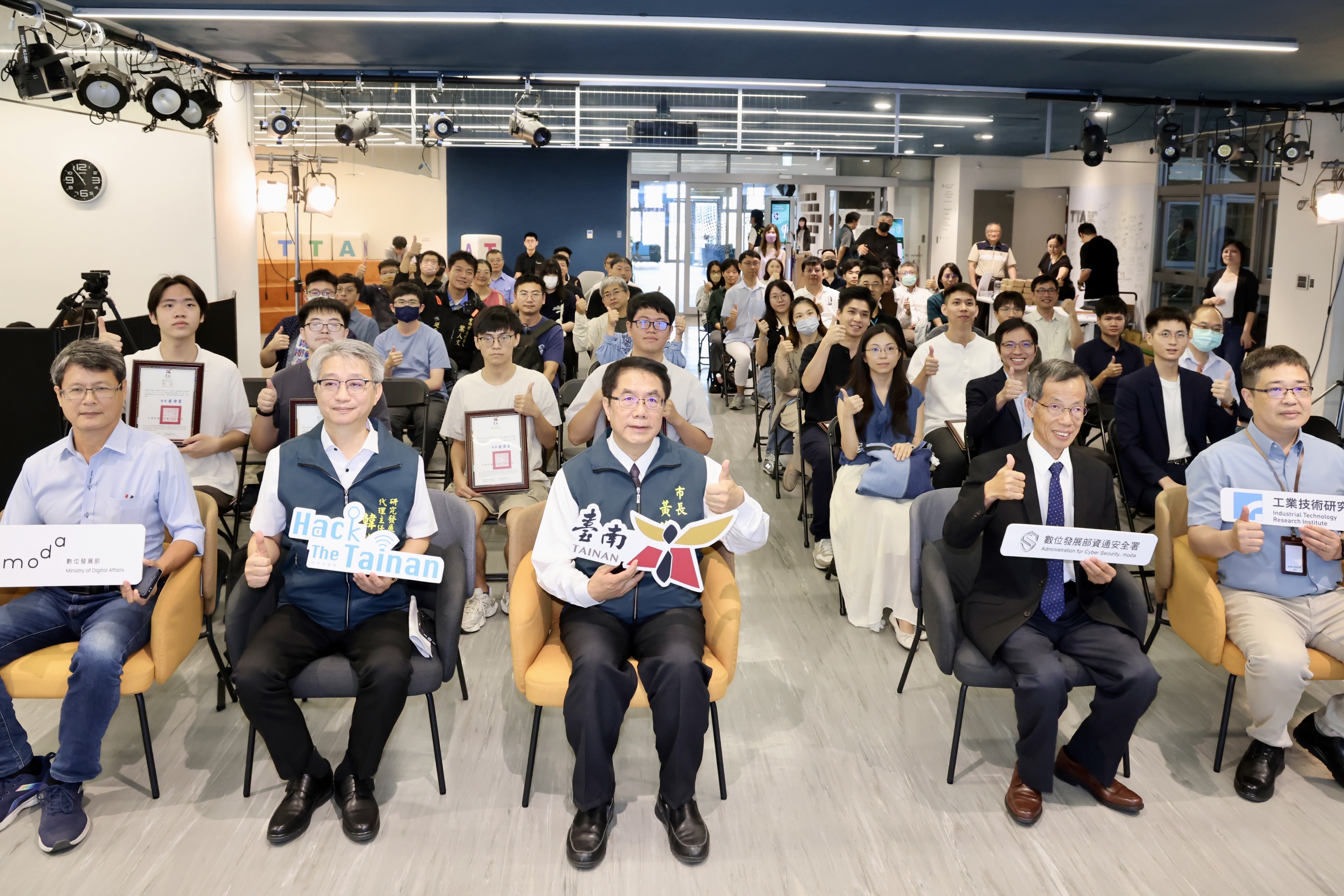 ▲獲獎隊伍於成果發表會分享攻防技術與實戰經驗，市府團隊藉由交流學習防禦策略，持續提升資安應變能力。（圖／台南市政府提供）