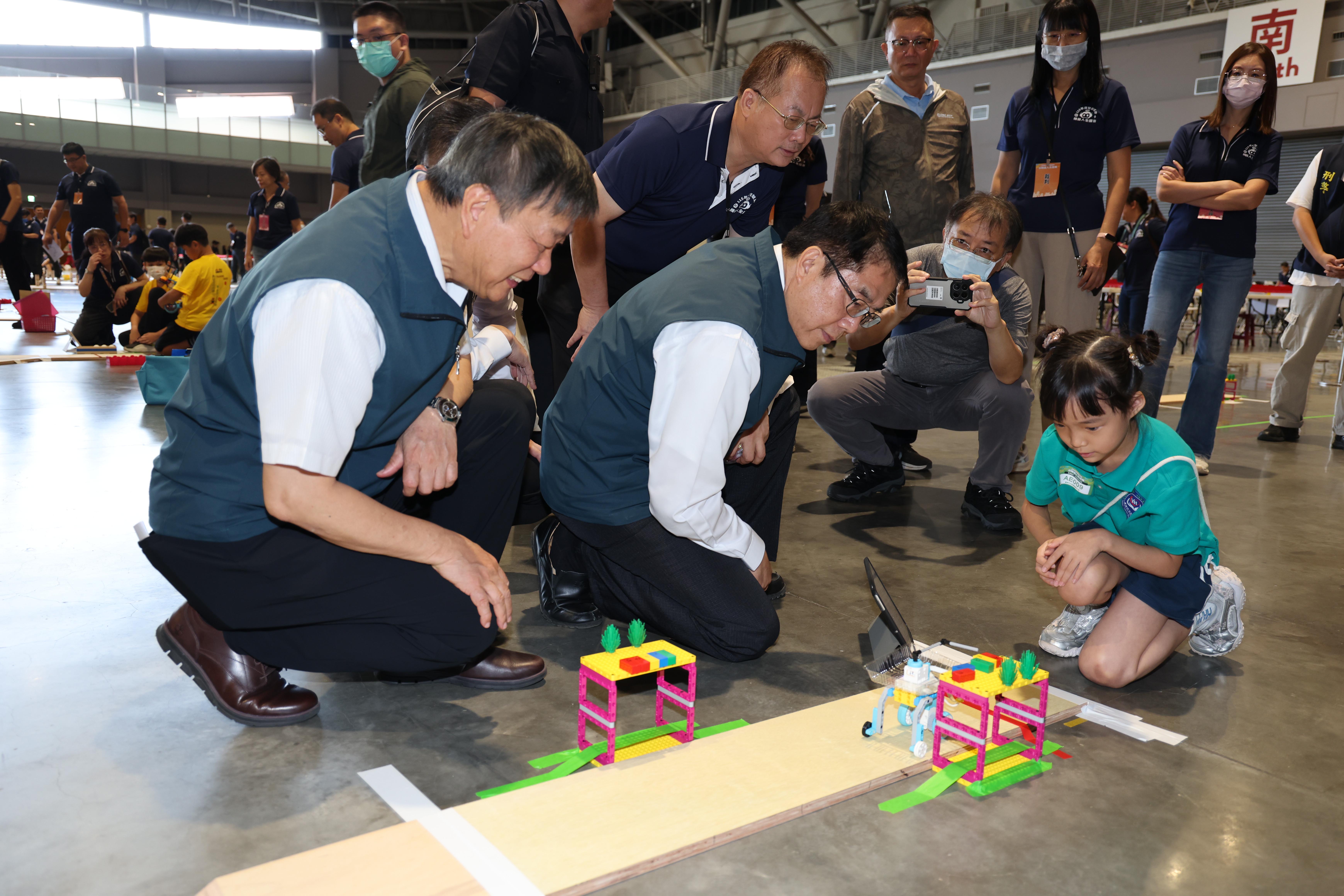 ▲市長黃偉哲走入競賽場地，關心學生操作情形，並為參賽選手加油打氣。（圖／台南市政府提供）