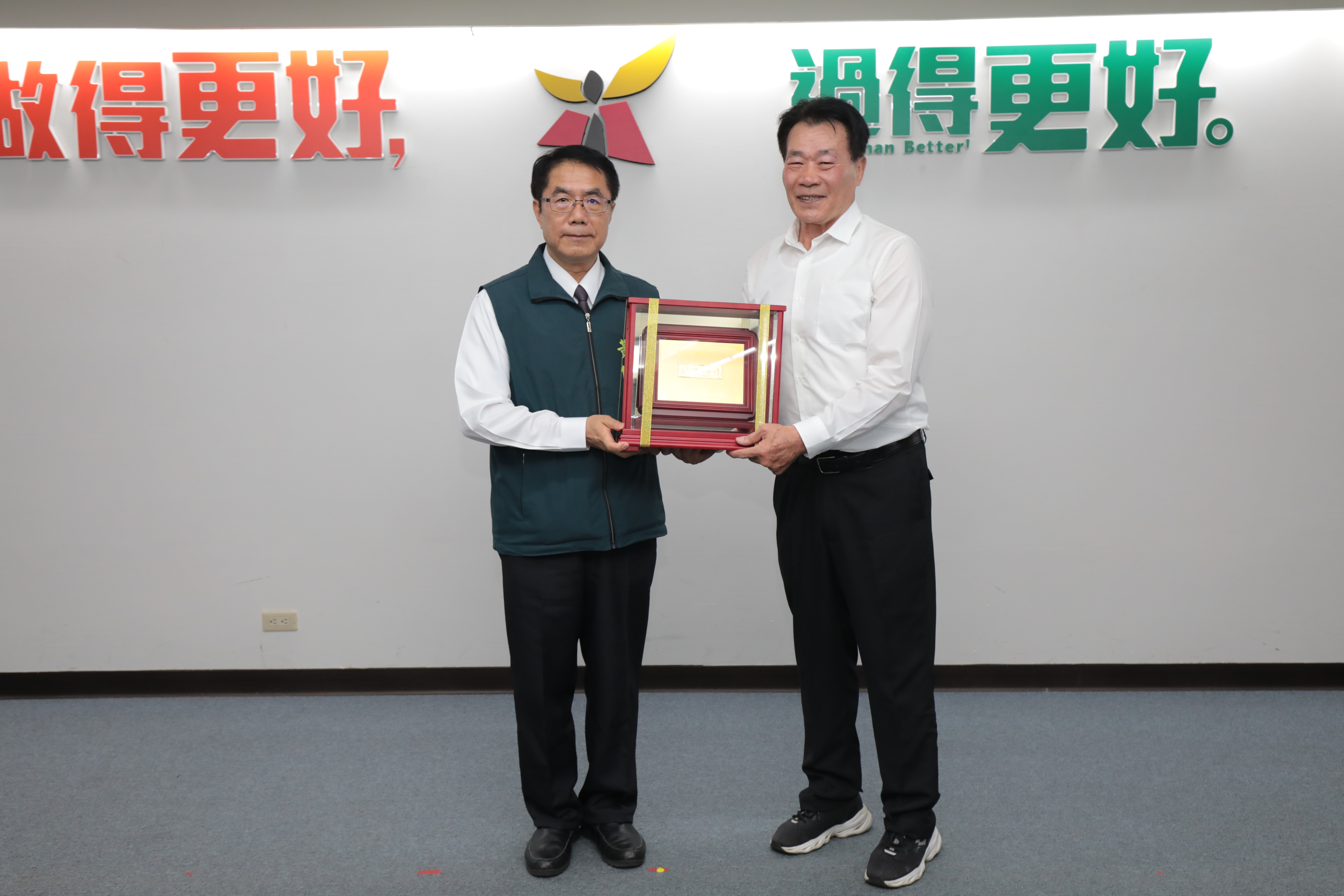 ▲黃偉哲頒贈紀念牌給卸任體育局長陳良乾，感謝其任內推動台南體育發展。（圖／台南市政府提供）